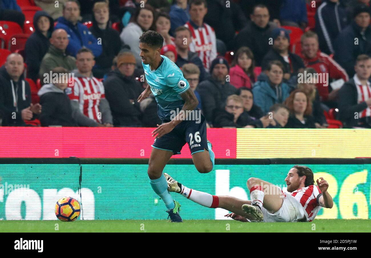 Kyle Naughton de Swansea City (à gauche) et Joe Allen de Stoke City (à droite) lutte pour le ballon Banque D'Images