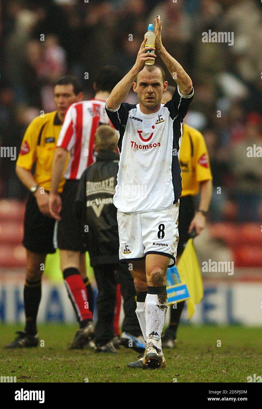 Danny Murphy de Tottenham Hotspur applaudit le soutien de l'extérieur à la sifflet final Banque D'Images