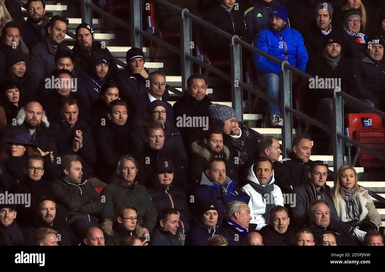 Le propriétaire de la ville de Leicester, Vichai Srivaddhanaprabha (centre), regarde le match de dans les supports Banque D'Images