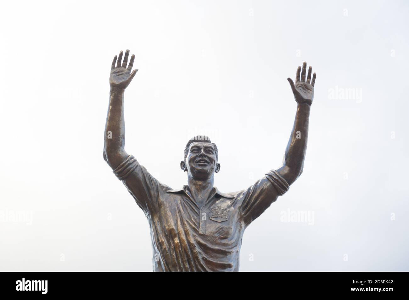 Dévoilement de la nouvelle statue de John Atyeo. Sans doute le plus grand joueur jamais porté un maillot de Bristol City, la contribution exceptionnelle de John Atyeo au club de football a été commémorée par le dévoilement d'une statue en bronze grandeur nature de l'ancien centre de l'Angleterre avant le coup d'envoi contre Brighton. Banque D'Images