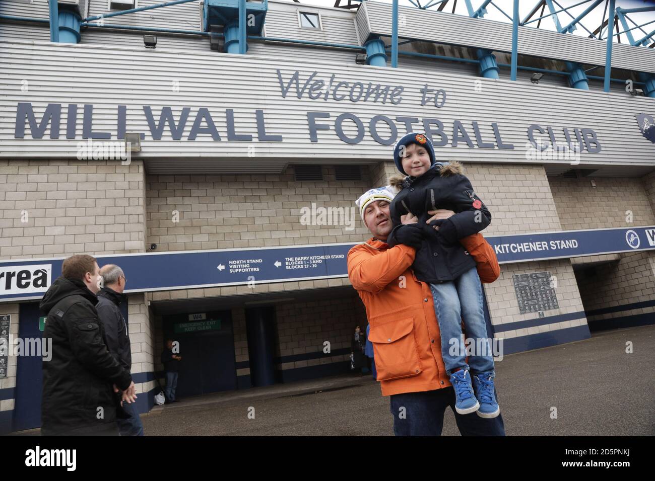 Le jeune fan de Millwall George Grogan, âgé de 7 ans, et son père Jim à l'extérieur du sol Banque D'Images