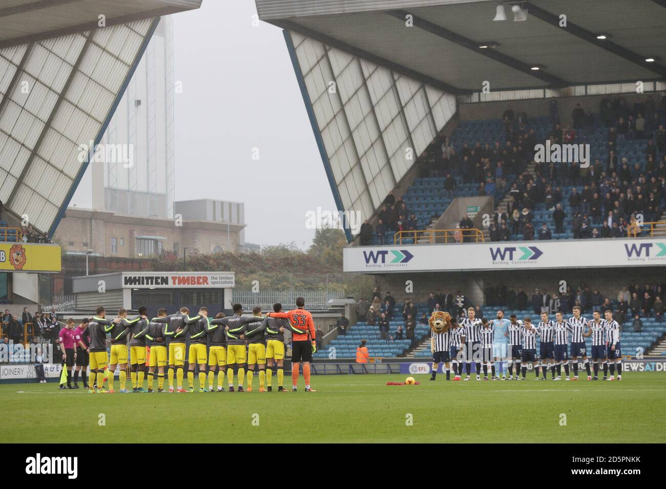 Millwall et Bristol Rovers observant une minute de silence Banque D'Images
