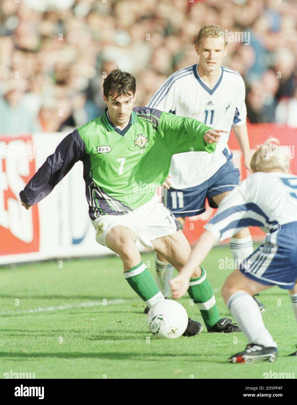 Keith Gillespie, d'Irlande du Nord (à gauche), prend le Tommie Kautonen, en Finlande (droite) Banque D'Images