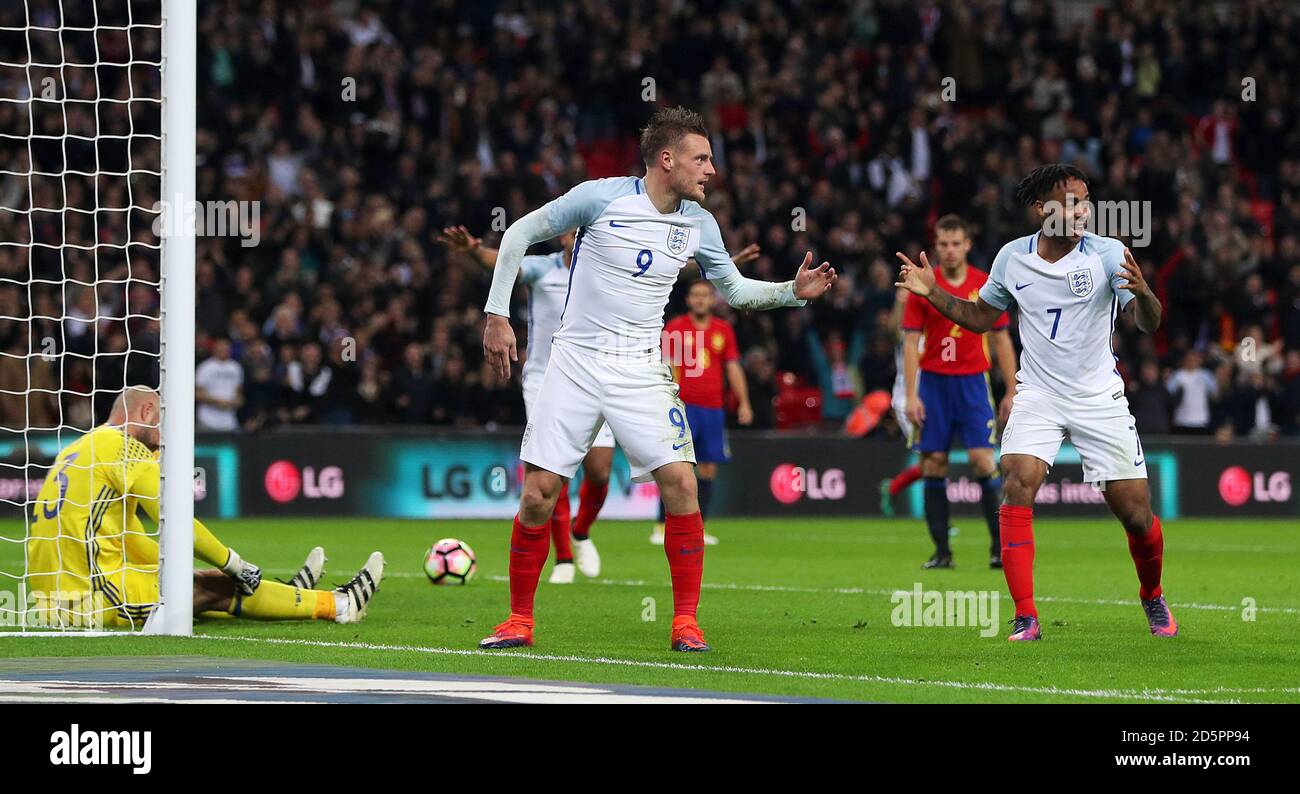 Jamie Vardy (à gauche), en Angleterre, célèbre le deuxième but de son côté Avec Raheem Sterling Banque D'Images