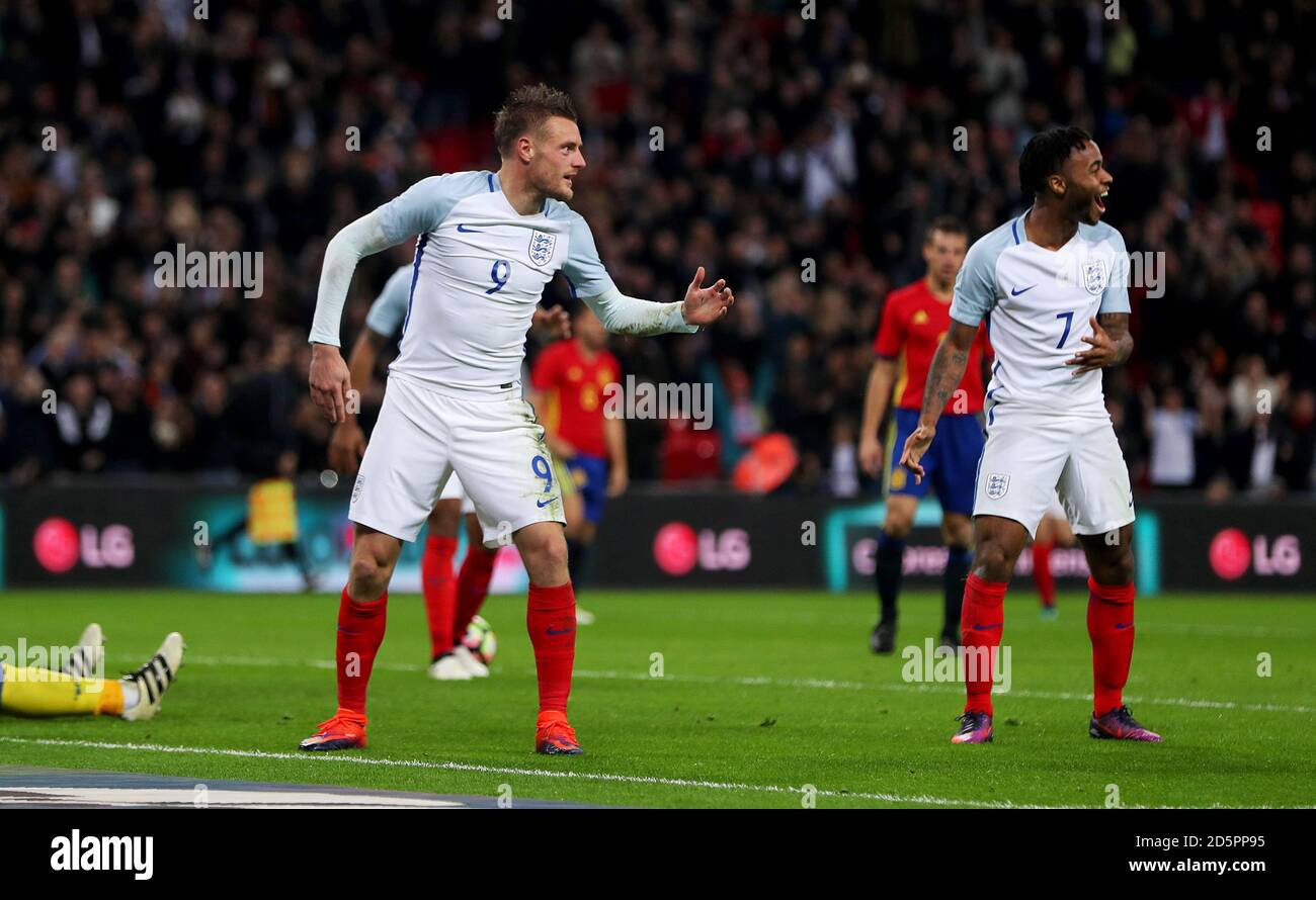 Jamie Vardy (à gauche), en Angleterre, célèbre le deuxième but de son côté Avec Raheem Sterling Banque D'Images