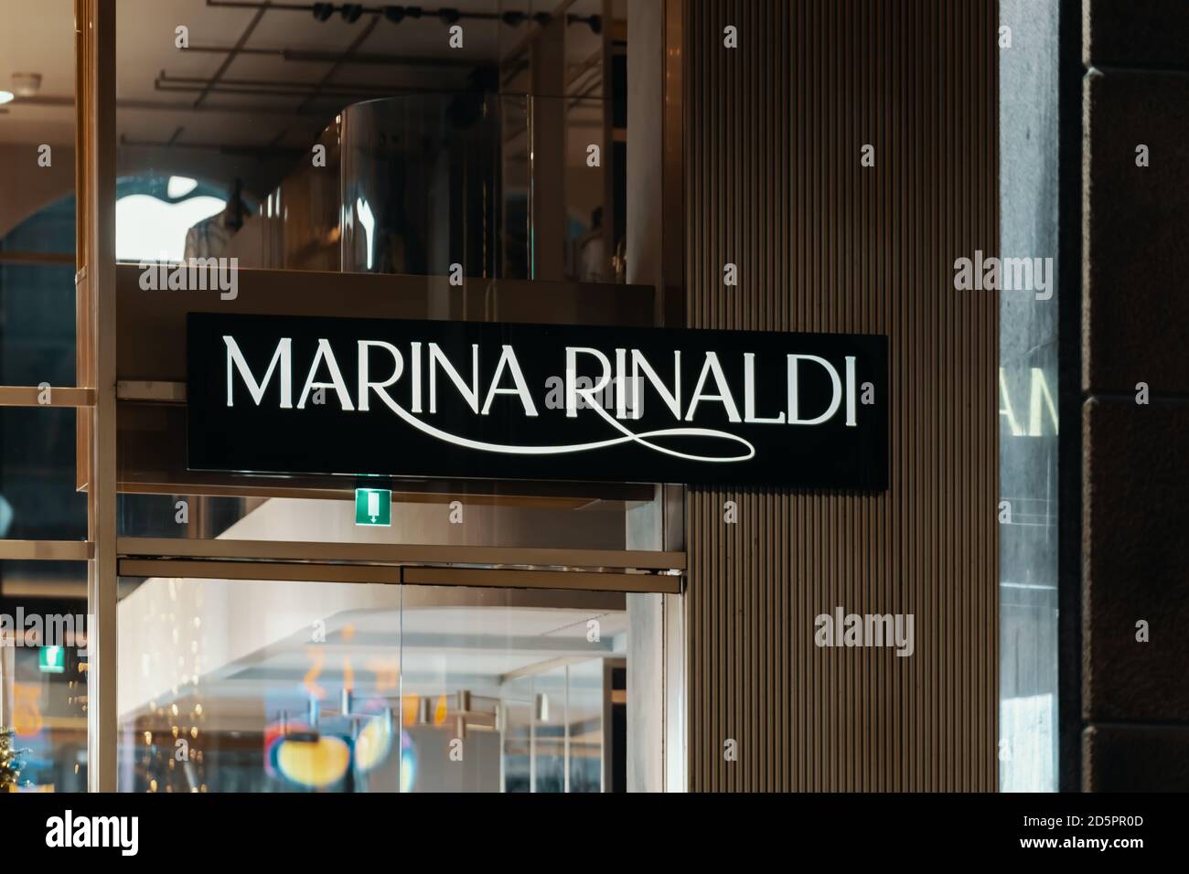 Logo Marina Rinaldi et extérieur du magasin de mode de luxe à Milan. Marina  Rinaldi est une marque italienne de mode de grande taille. Milan, Italie -  25.12.2019 Photo Stock - Alamy