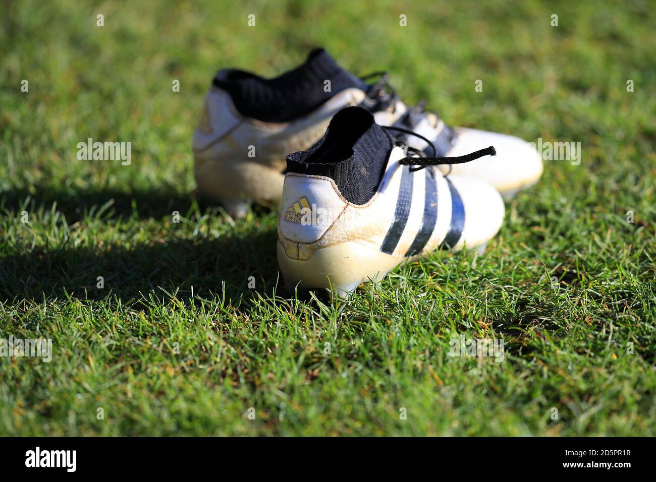 Une paire de chaussures de football Adidas sur le terrain Photo Stock -  Alamy