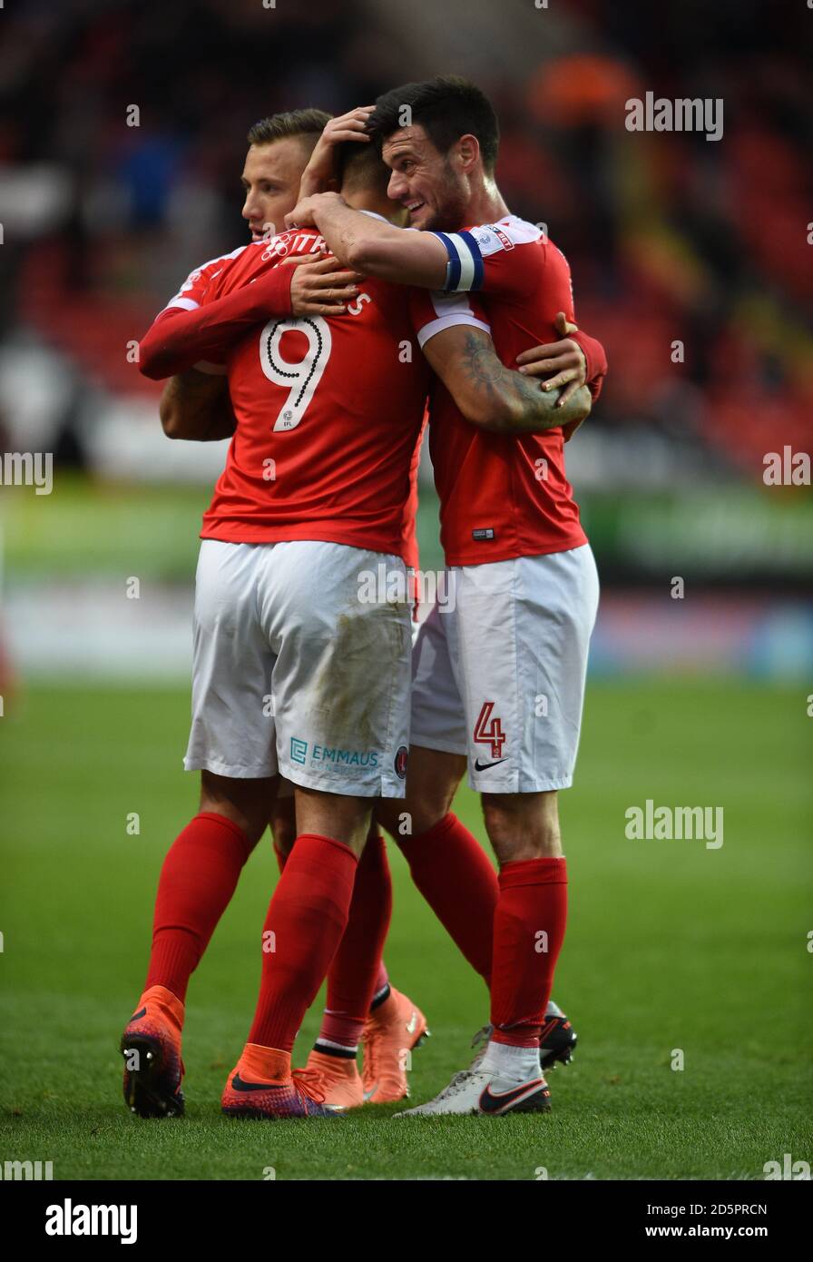 Johnnie Jackson, de Charlton Athletic, célèbre avec Josh Magennis, le buteur de buts Banque D'Images