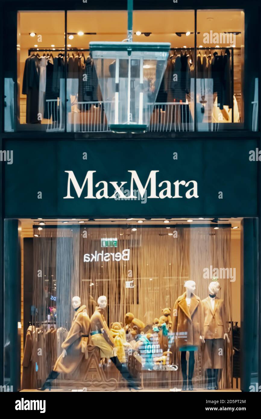 Logo Max Mara et vitrine du magasin la nuit. Quatre mannequins se tenant  dans le présentoir à vitrine du magasin. Vêtements tendance dans la boutique.  Bergame, Italie Photo Stock - Alamy