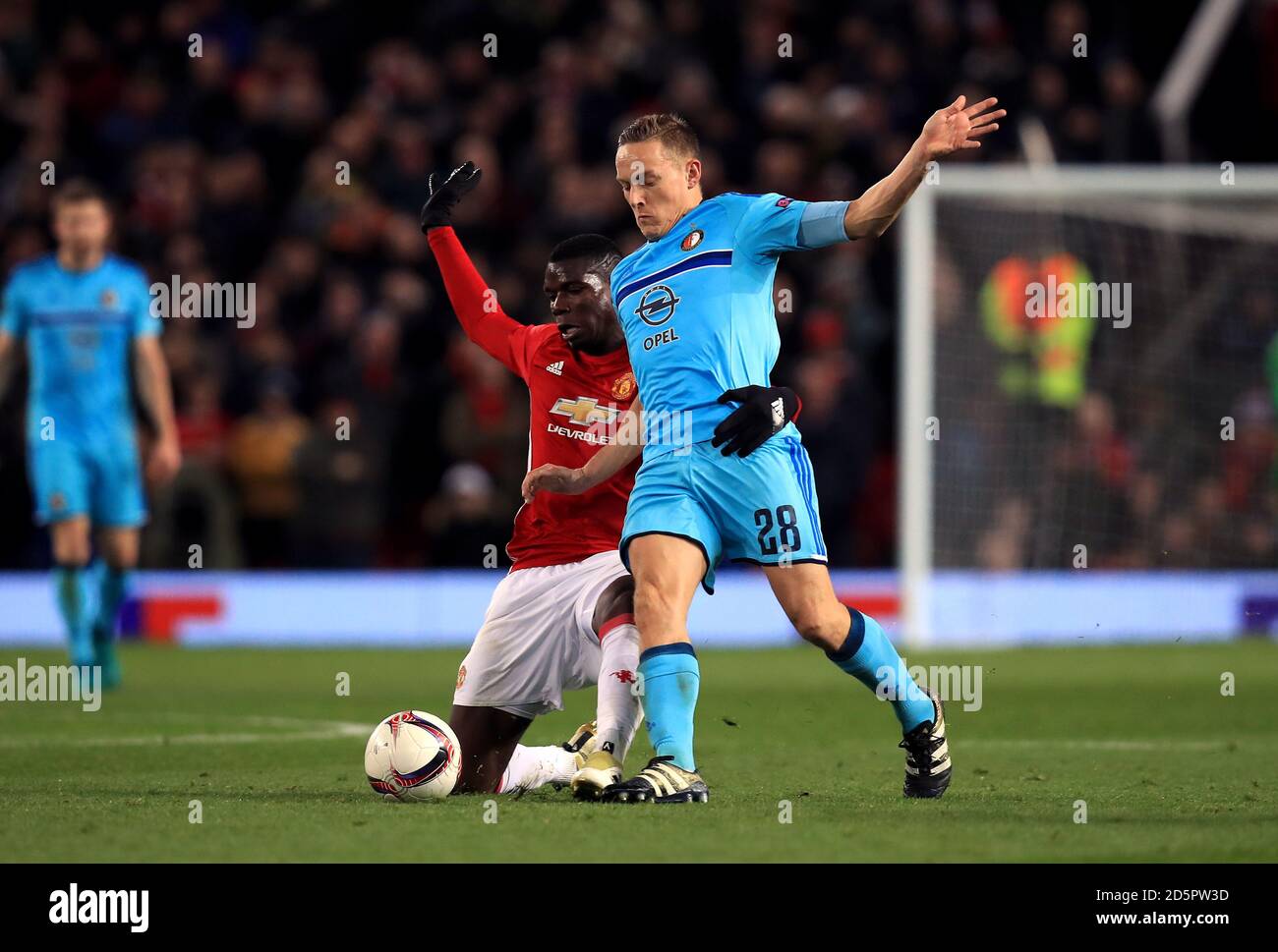 Paul Pogba (à gauche) de Manchester United et la bataille de Jens Toornstra de Feyenoord pour le ballon Banque D'Images