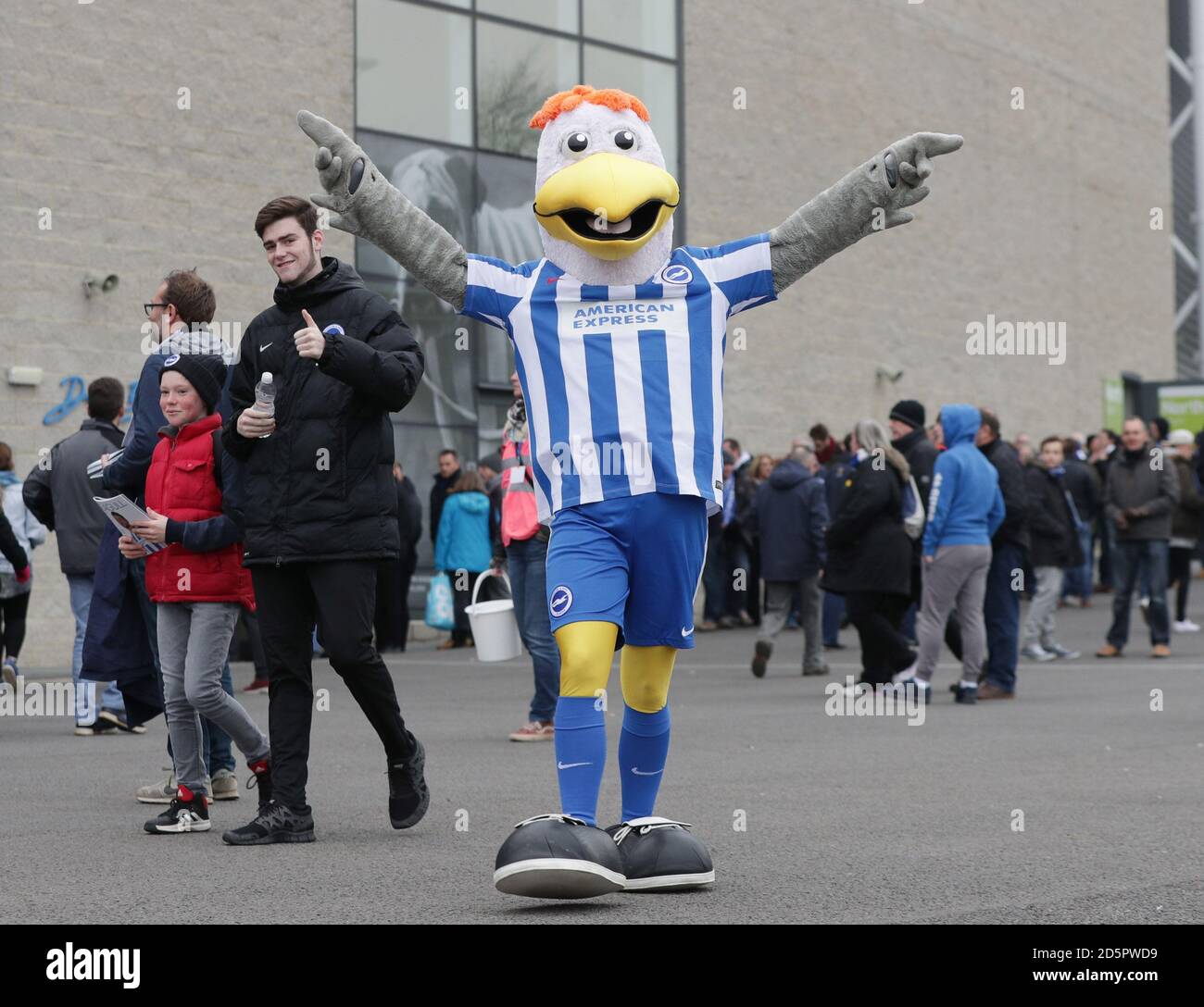 Les fans posent avec la mascotte du club devant le Falmer Stadium, Brighton Banque D'Images