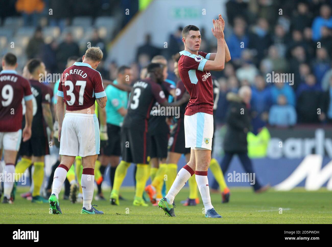 Michael Keane de Burnley applaudit les fans après le coup de sifflet final Banque D'Images