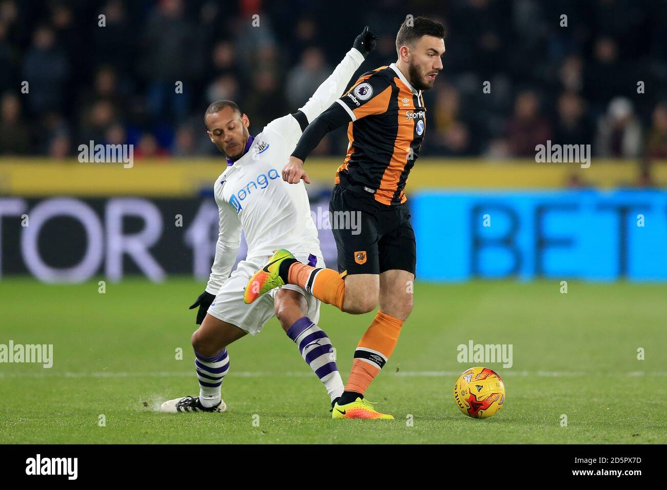 Yoan Gouffran de Newcastle United (à gauche) et Robert Snodgrass de Hull City bataille pour le ballon Banque D'Images