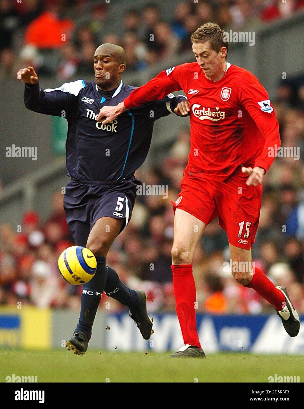 (G-D) Sylvain Distin de Manchester City et Peter Crouch de Liverpool pour le ballon Banque D'Images (G-D) Sylvain Distin de Manchester City et Peter Crouch de Liverpool pour le ballon Banque D'Images