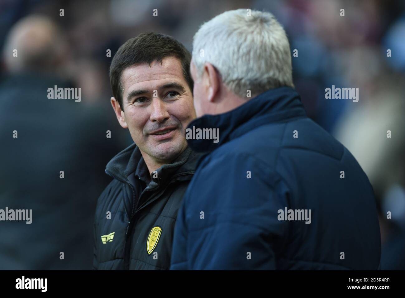 Le directeur de Burton Albion Nigel Clough (à gauche) s'entretient avec Aston Villa directeur Steve Bruce (à droite) avant le match Banque D'Images