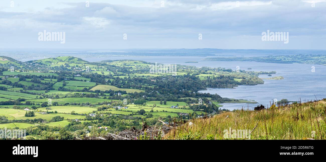 Champs verdoyants et campagne rurale surplombant Lough Derg à Ballycuggarran, comté de Clare, Irlande Banque D'Images