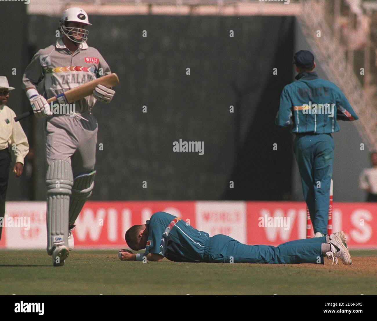 Dominic Cork d'Angleterre (au sol) Montre sa déception après avoir concédé quatre courses à la Nouvelle-Zélande Nathan Astle (à gauche) Banque D'Images