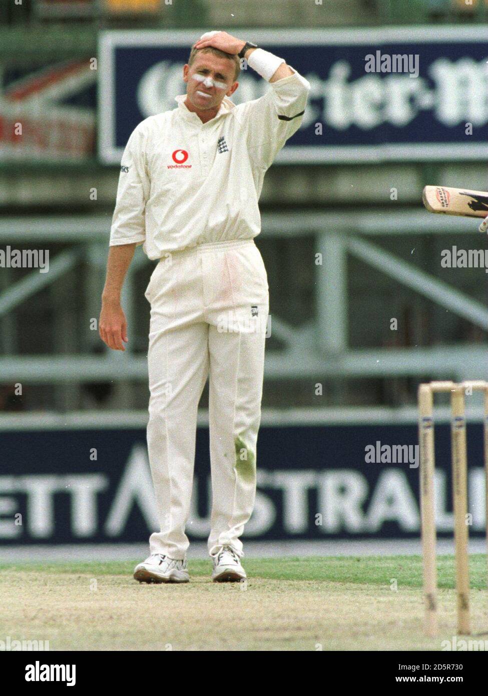 Dominic Cork, en Angleterre, montre sa frustration à mesure que la pile de courses haut Banque D'Images