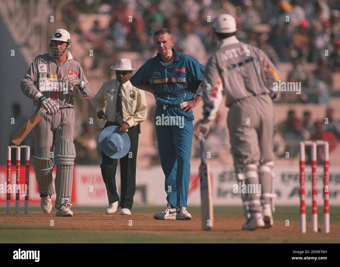 Dominic Cork (au centre), en Angleterre, montre son dégoût de la Nouvelle-Zélande Nathan Astle (à droite) a bordé une balle à travers les glissades Banque D'Images