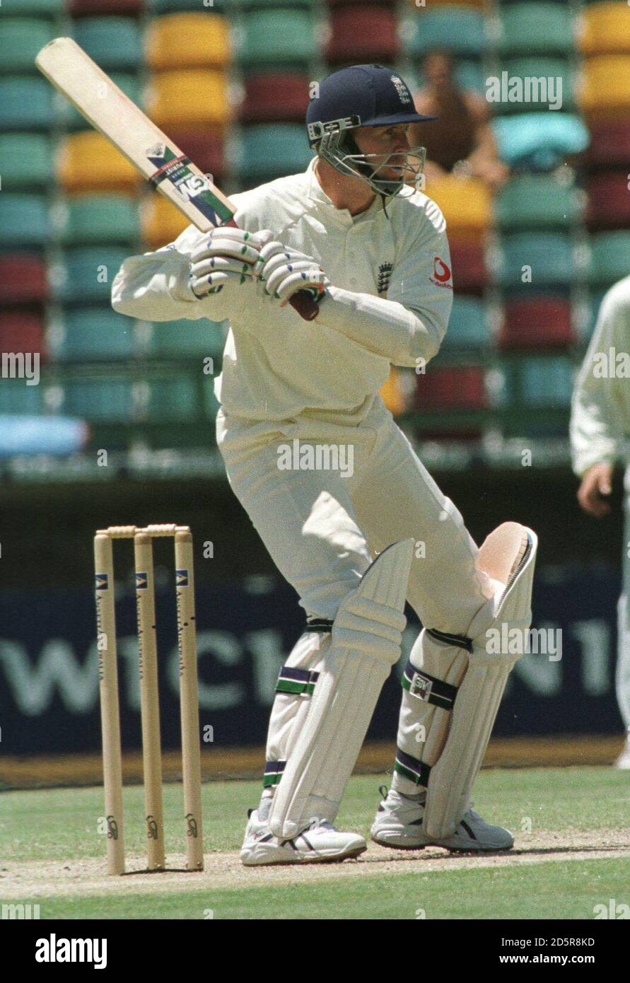 Dominic Cork d'Angleterre pendant son bref séjour au cricket Avant d'être licencié pour un canard par le Glen McGrath d'Australie Banque D'Images