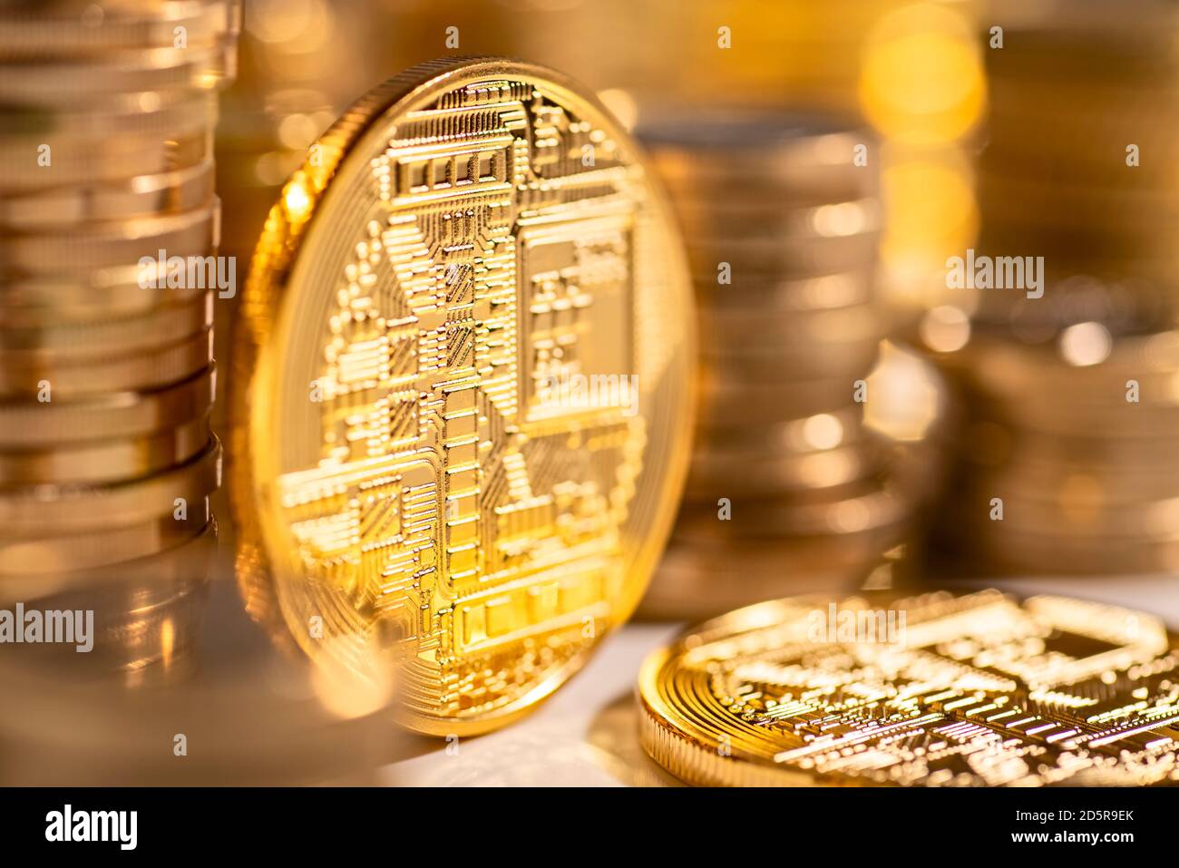 Pièce de monnaie avec le pictogramme d'une carte d'ordinateur comme symbole pour les crypto-monnaies Banque D'Images