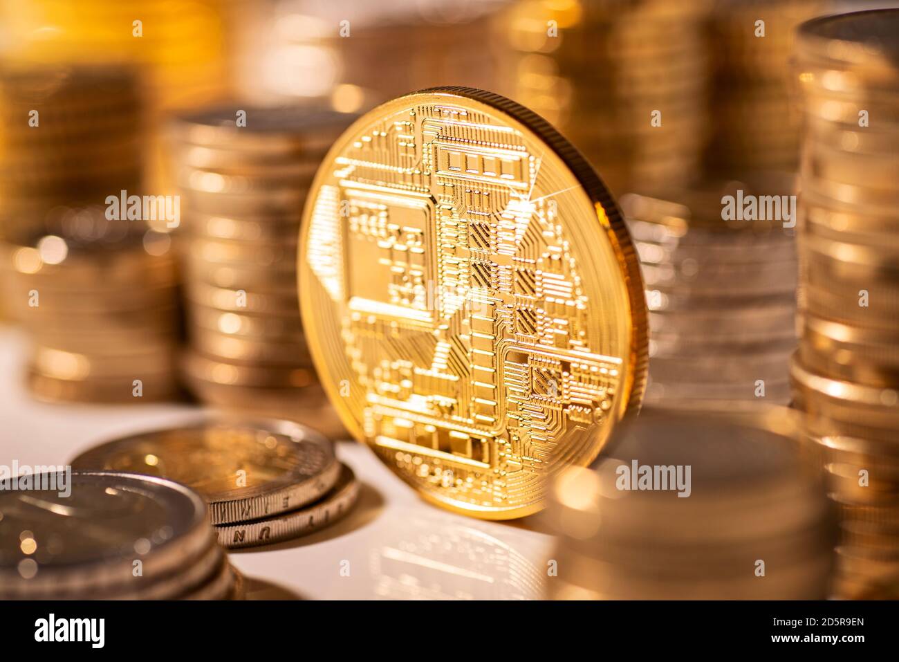 Coin avec le pictogramme d'une carte de circuit imprimé comme symbole pour les crypto-monnaies Banque D'Images