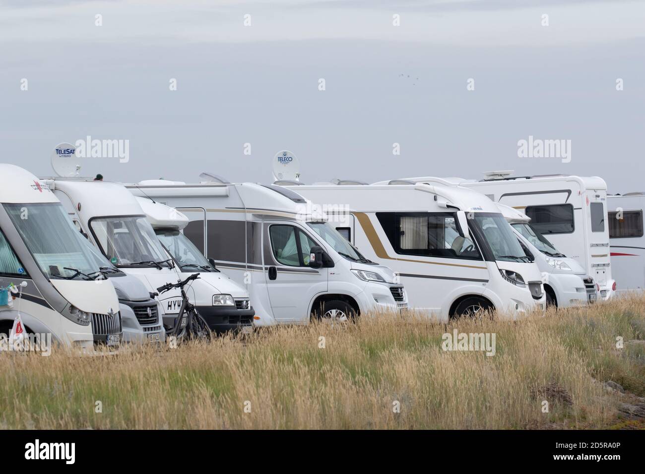 Une gamme de camping-cars, camping-cars. Frise orientale, Basse-Saxe. Allemagne. Octobre 2020 Banque D'Images