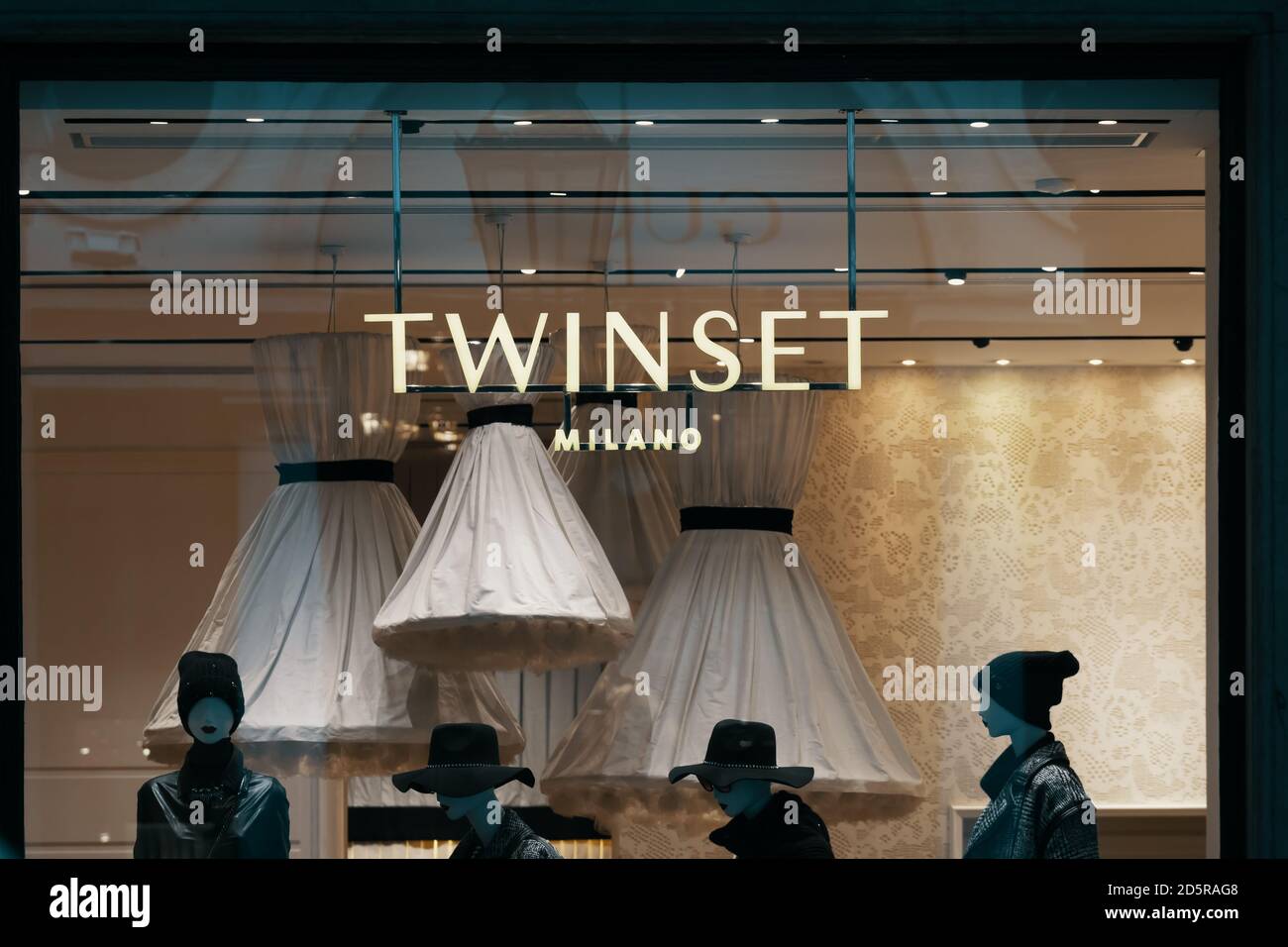 Logo Twinset Milano et vitrine de la boutique. Bergame, Italie - 29.12.2019 Banque D'Images