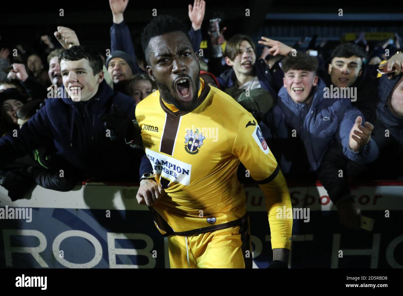 Bradley Hudson-Odoi de Sutton United célèbre avec les fans après le sifflet final Banque D'Images