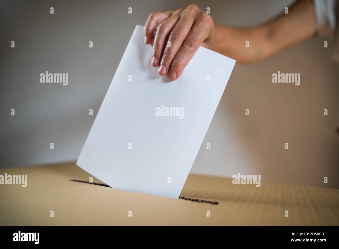 Image conceptuelle d'une personne qui vote, qui vote dans un bureau de vote, pendant les élections. Banque D'Images