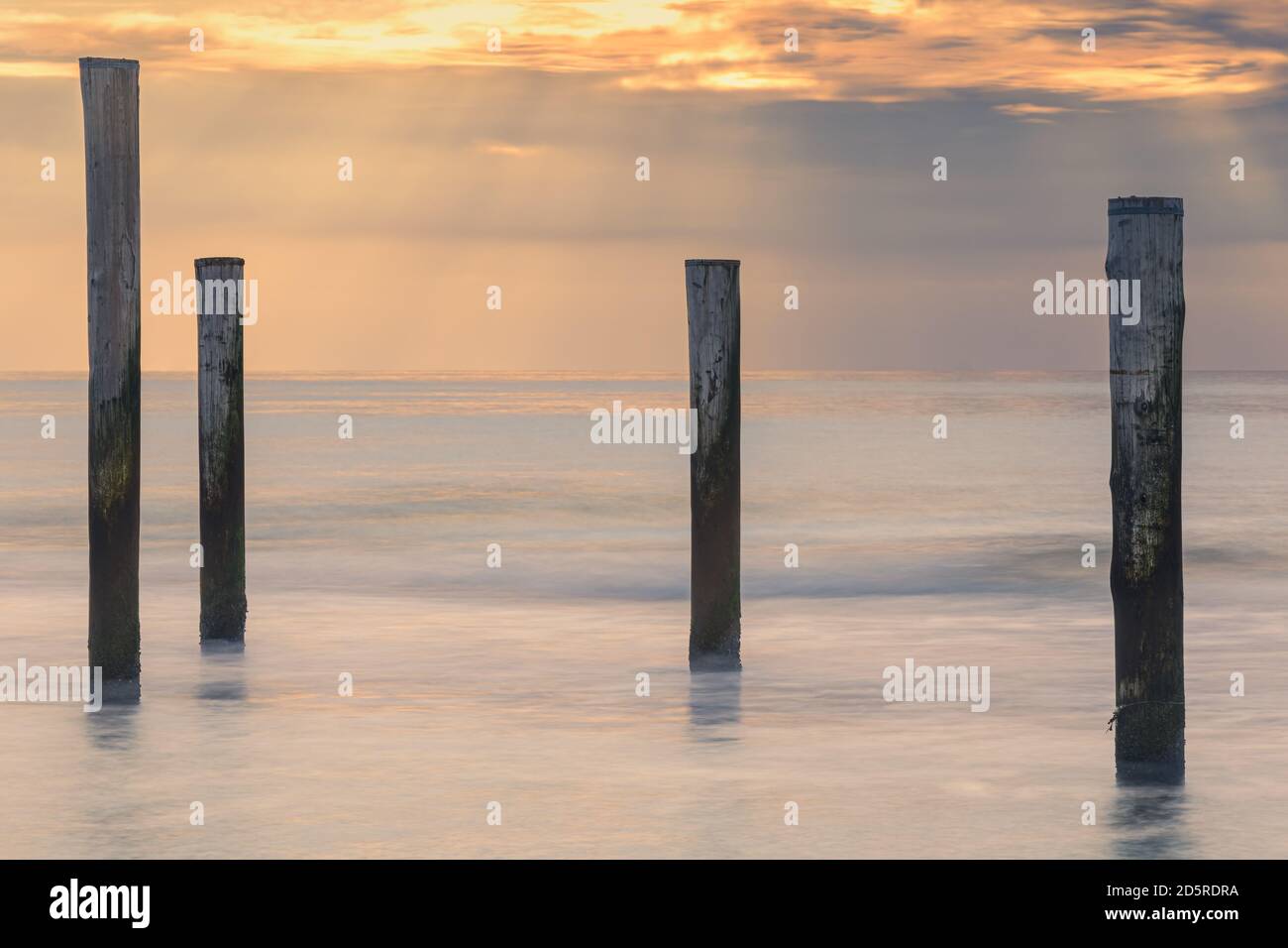 Coucher de soleil à Palendorp à Petten, pays-Bas. Le monument Palendorp est situé sur la plage de Petten. Cette belle œuvre d'art se compose de 160 po Banque D'Images