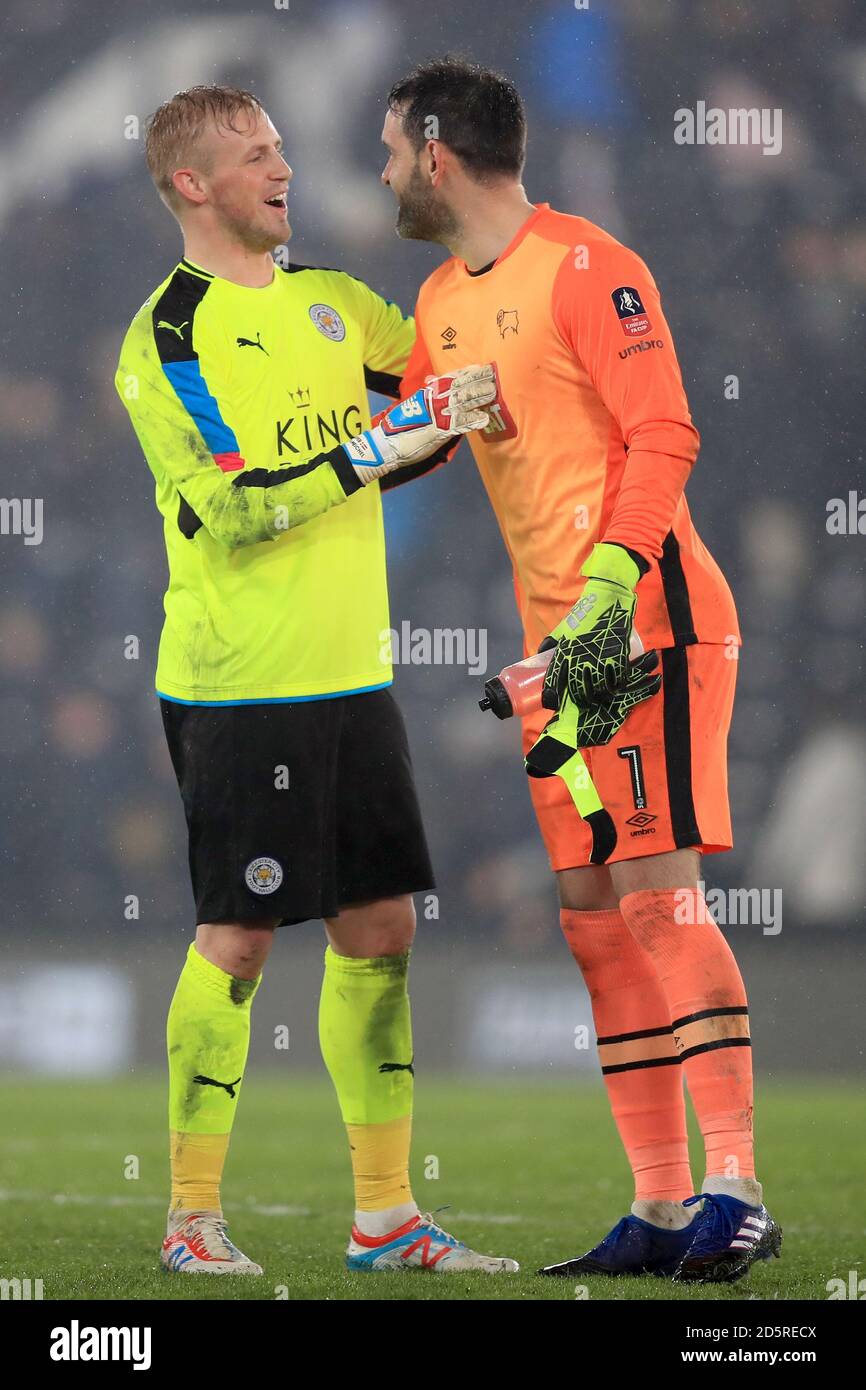 Le gardien de but de Leicester City Kasper Schmeichel (à gauche) et le gardien de but de Derby County Scott Carson après le coup de sifflet final Banque D'Images