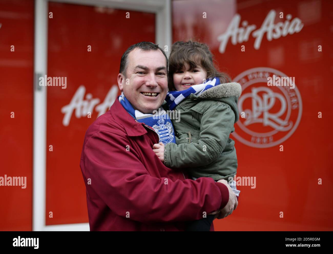 John Murphy, fan de QPR, emmène sa petite-fille Erin-Rose Hopkins, âgée de 3 ans, pour son tout premier match de football, à l'extérieur du stade Loftus Road Banque D'Images