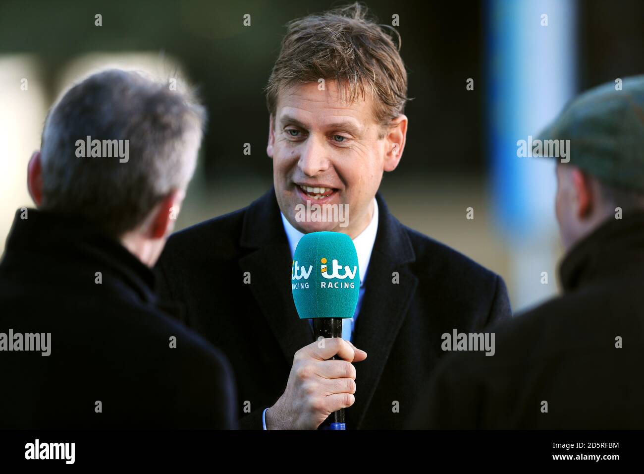 Ed Chamberlin, présentateur de courses d'ITV, pendant la journée des essais au festival Hippodrome de Cheltenham Banque D'Images