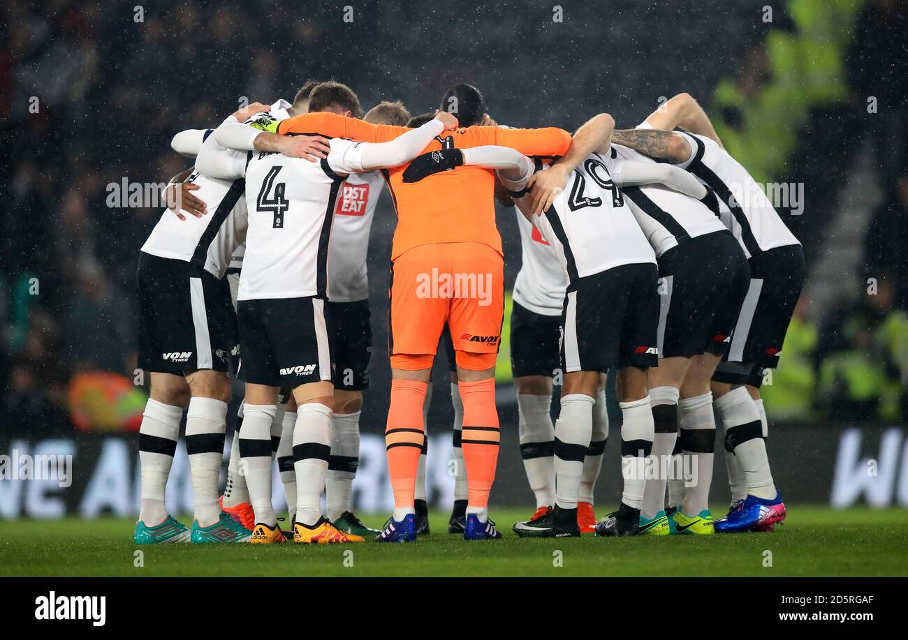 Joueurs de Derby County dans un caucus Banque D'Images