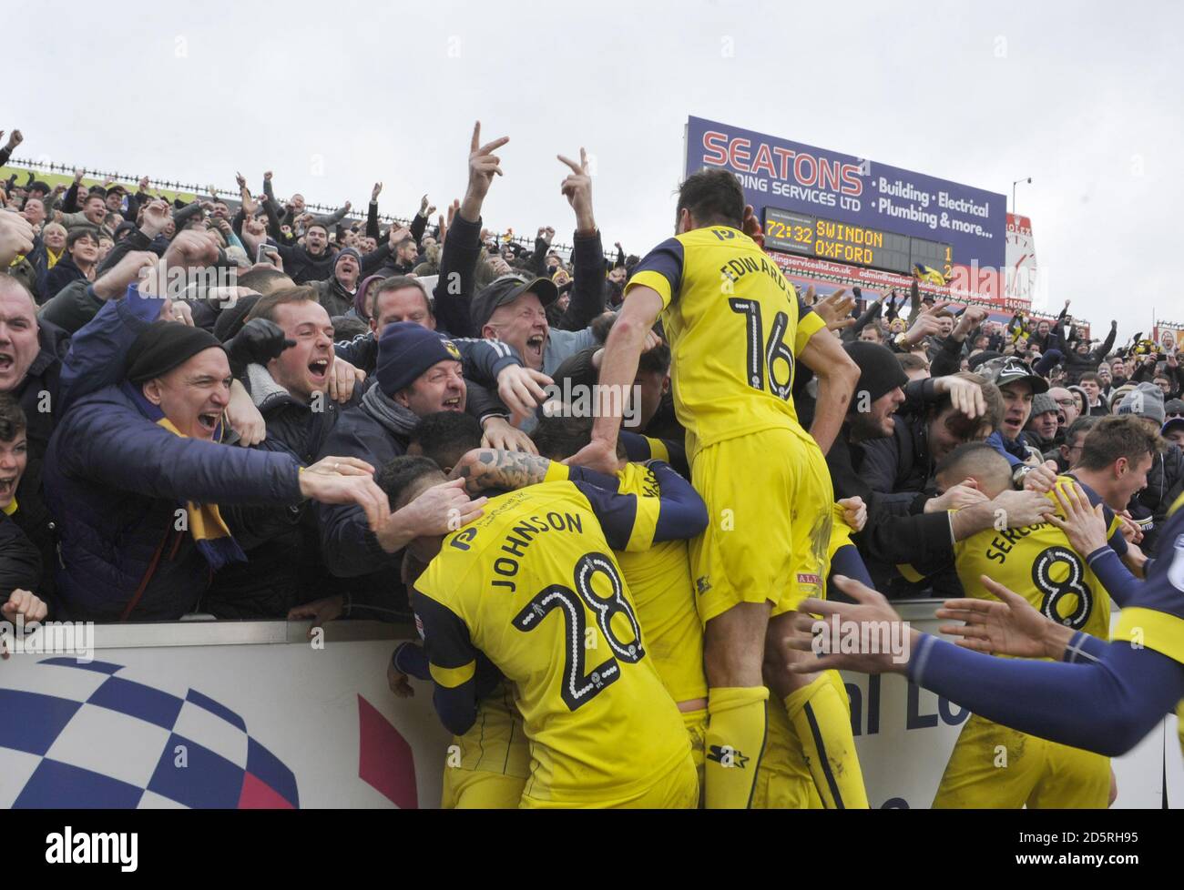 Les joueurs d'Oxford United célèbrent la montée de 2-1 contre Swindon Town Banque D'Images