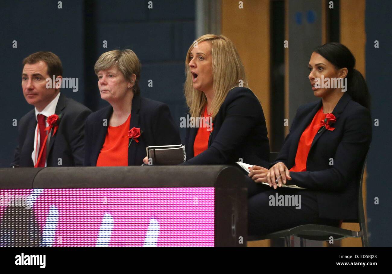 Tracey Neville, entraîneur-chef de l'Angleterre (au centre) et Colette, entraîneur-adjoint Thomson (2e gauche) Banque D'Images