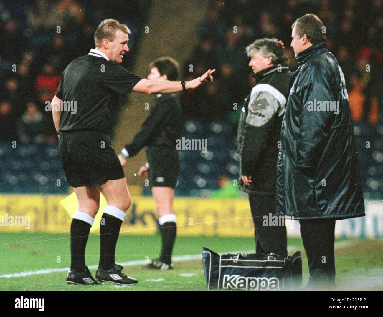 L'arbitre Graham Poll raconte Joe Royle &, directeur de Manchester City Joe Kinnear, le directeur de Wimbledon, est en passe de rester à l'arrière de la ligne de contact après le double envoi Banque D'Images