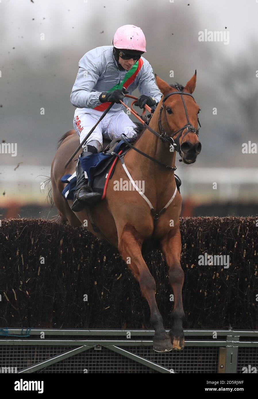 Petite Power monté par Paddy Brennan saute devant Shanroe Santos pour gagner le pari libre à 188bet Chase Au cours de la Sidney Banks Go Racing Raceday 2017 à Huntingdon Champ de courses Banque D'Images