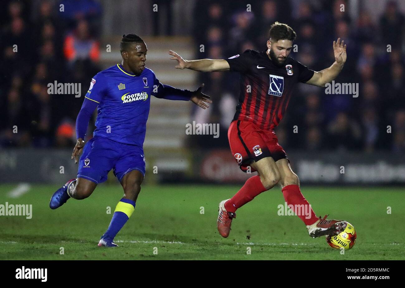 Jordan Turnbull de Coventry City, (à droite) batailles pour la possession du ballon avec Dominic Poléon de l'AFC Wimbledon, (à gauche) Banque D'Images