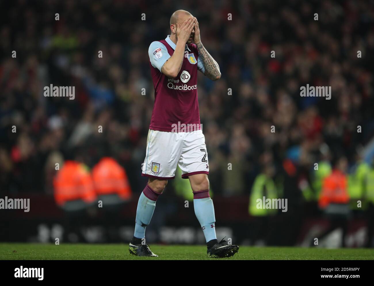 Alan Hutton, de Aston Villa, montre sa déjection après son erreur Mener à Barnsley Tom Bradshaw marquant le troisième but Banque D'Images