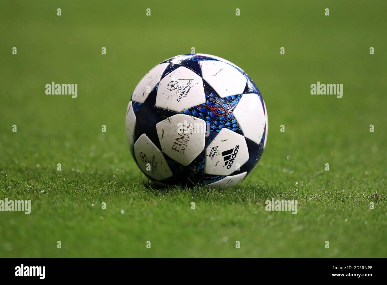 Une vue générale d'un ballon Adidas de la Ligue des champions de l'UEFA  Photo Stock - Alamy