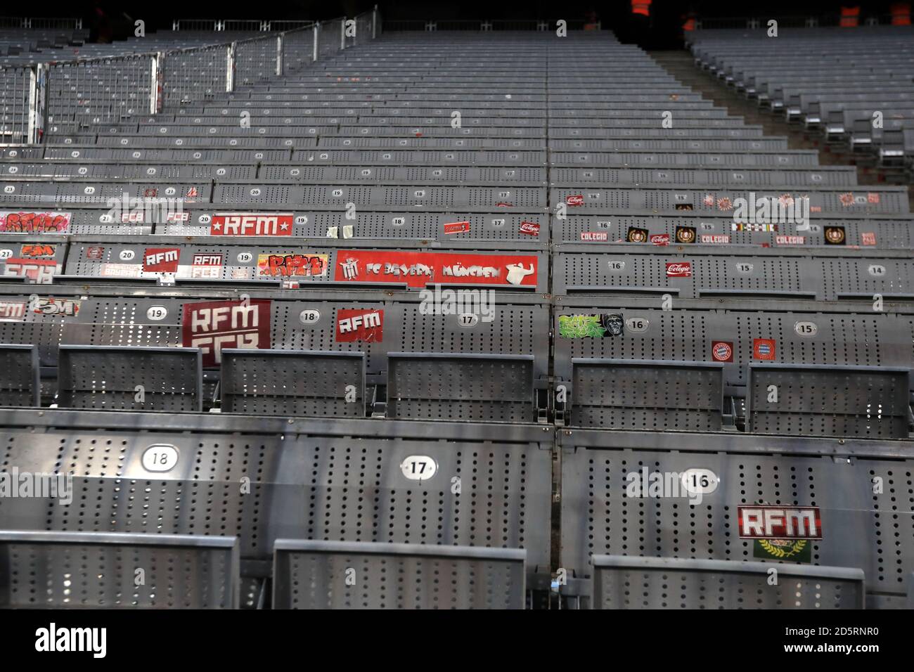 Vue générale des sièges en métal avec autocollants collés Dans l'Allianz Arena Banque D'Images