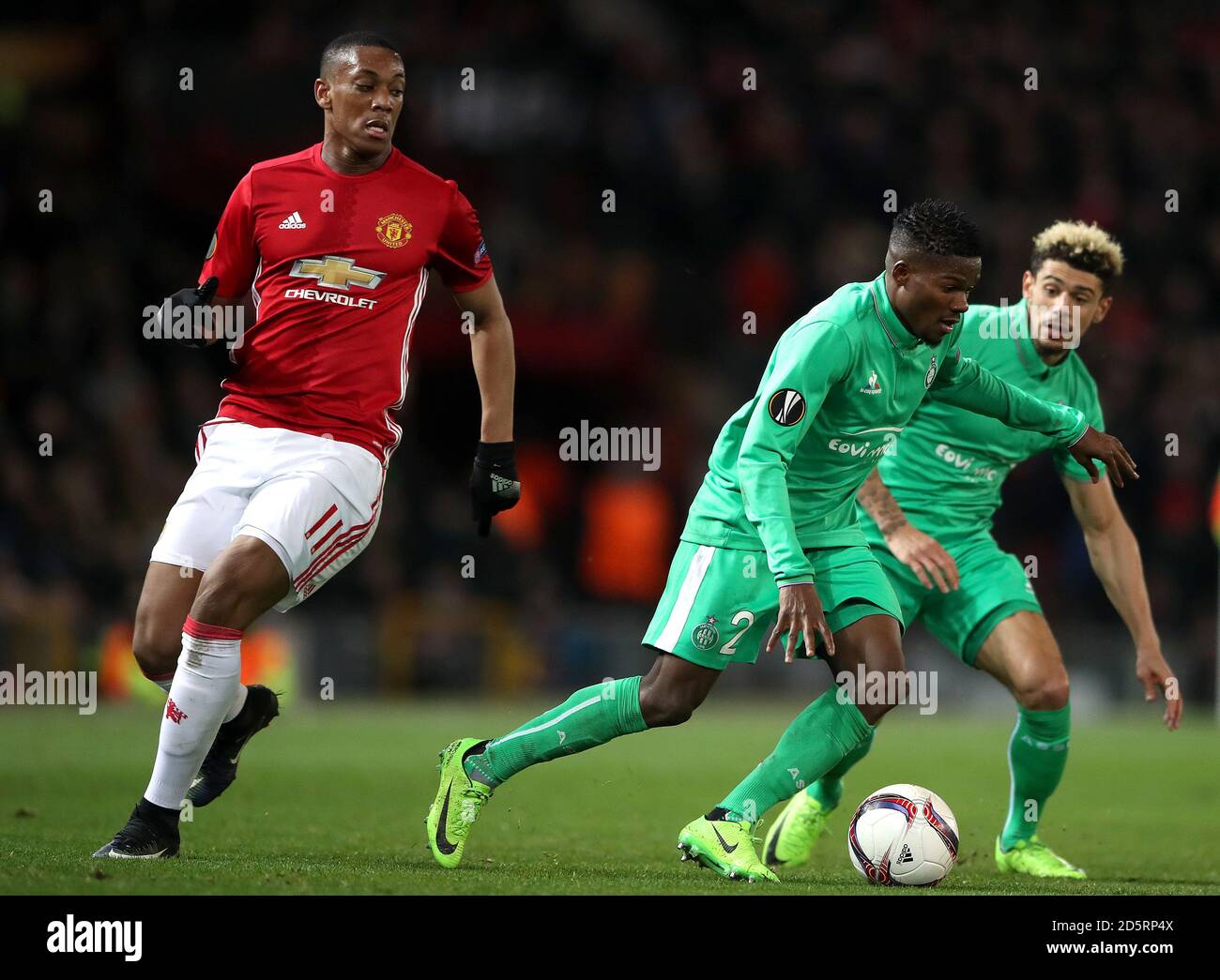 L'Intima Jorginho de Saint-Etienne en action comme Anthony Martial de Manchester United (gauche) regarde Banque D'Images