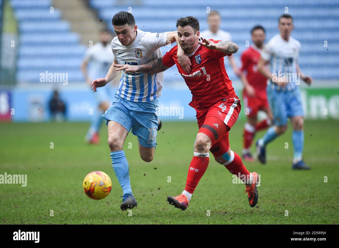 Callum Reilly de Coventry City est défié par Chris Herd de Gillingham Banque D'Images