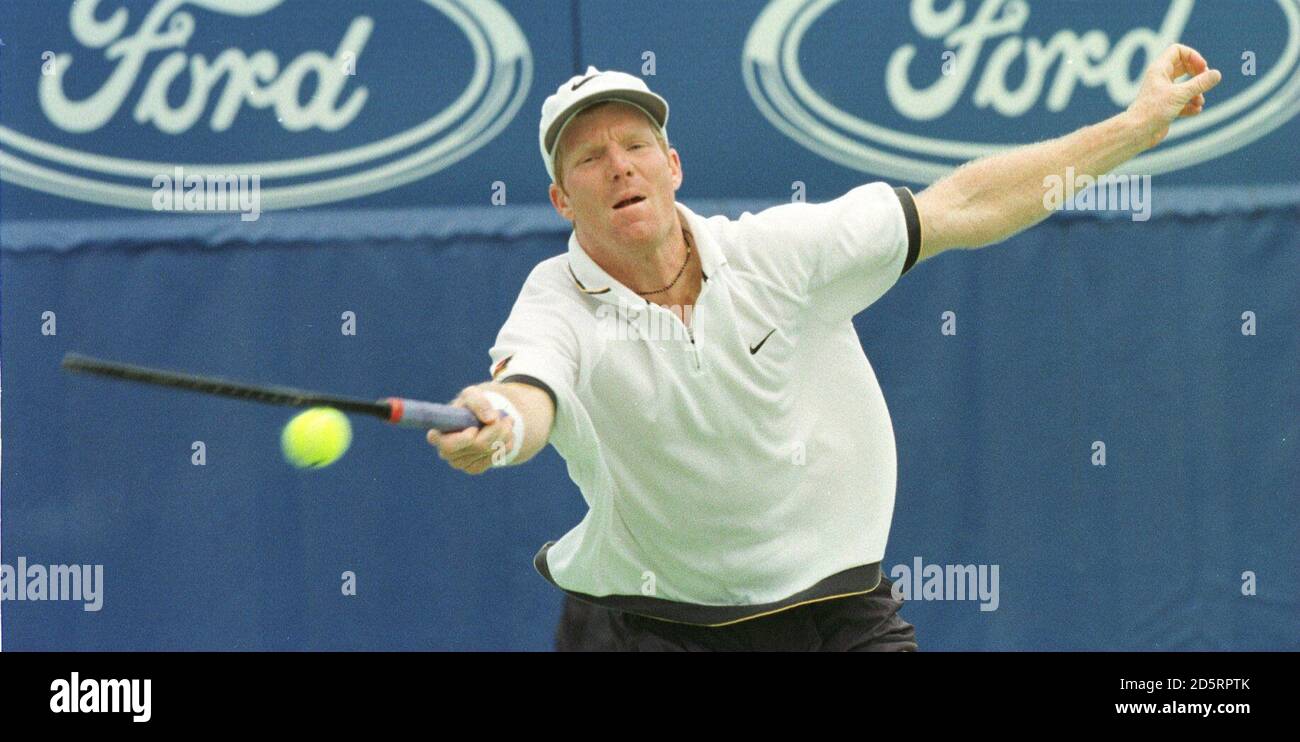 Jim Courier des États-Unis s'étend contre Peter Wessels des pays-Bas. Courier a gagné 6-3, 6-2, 7-6. Banque D'Images