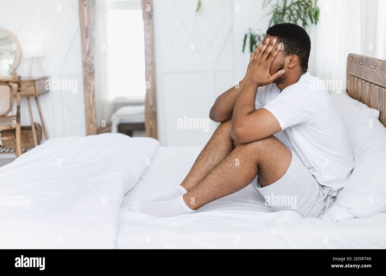 African American Guy touchant la tête de la douleur ayant mal de tête douleur intérieure Banque D'Images