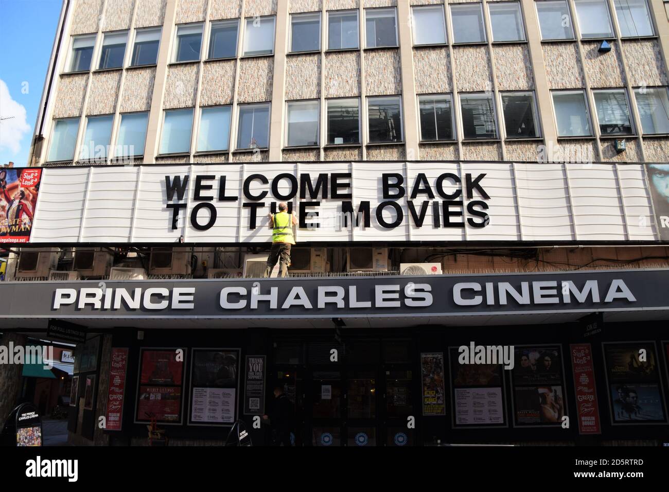 Bienvenue Retour à l'annonce du cinéma au Prince Charles Cinema, West End, Londres. De nombreux cinémas ont rouvert leurs portes avec des places limitées après des mois de fermeture pendant le confinement. Banque D'Images