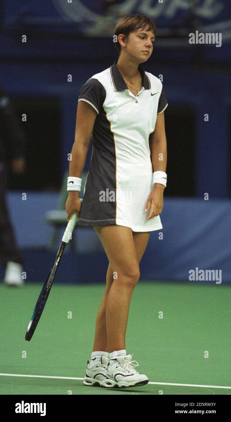 Dominique Van Roost de Belgique contre l'Amélie Mauresmo de France. Van Roost a perdu 3-6, 6-7. Banque D'Images