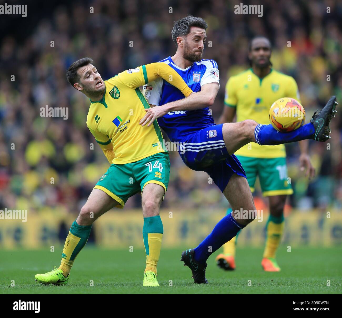 Wes Hoolahan (à gauche) et Cole Skuse de la ville d'Ipswich bataille pour le ballon Banque D'Images